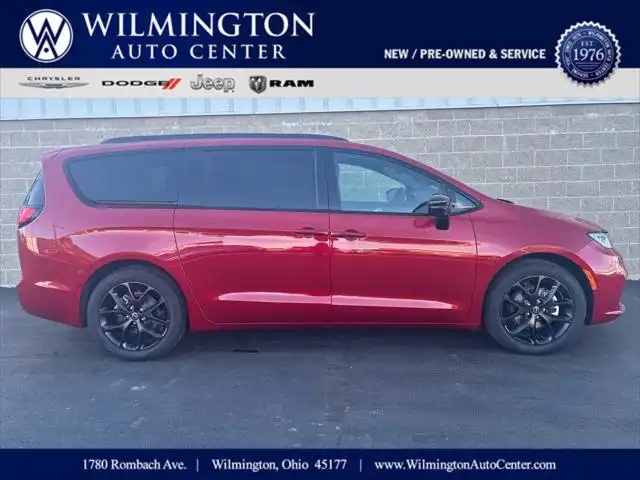 2026 Chrysler Pacifica Limited's photo