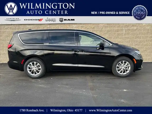 2026 Chrysler Pacifica Limited's photo