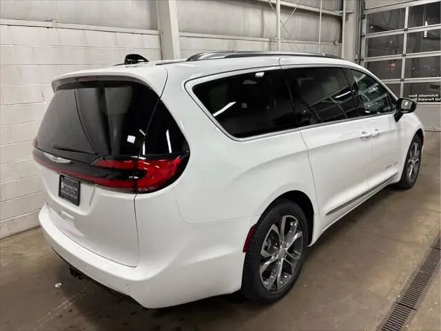 2026 Chrysler Pacifica Pinnacle photo 3