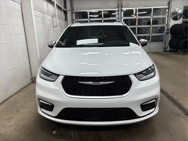 2026 Chrysler Pacifica Pinnacle photo 4