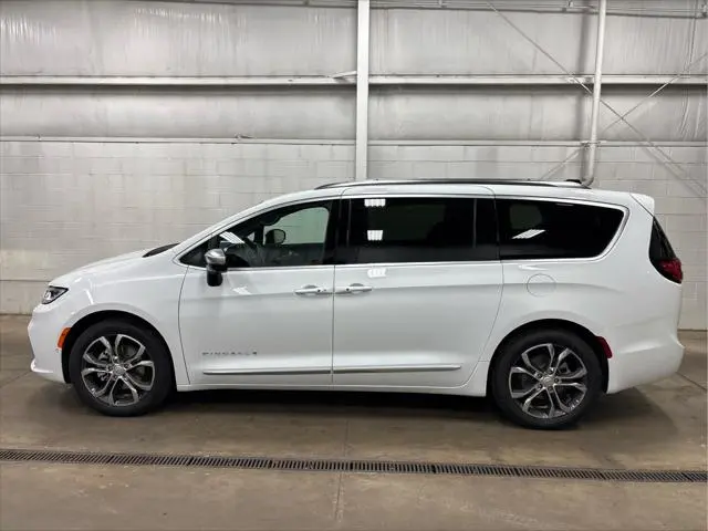 2026 Chrysler Pacifica Pinnacle photo 5