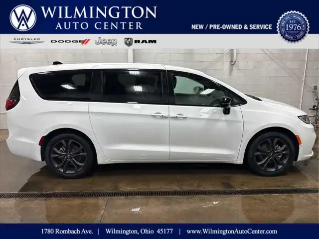 2026 Chrysler Pacifica Select's photo