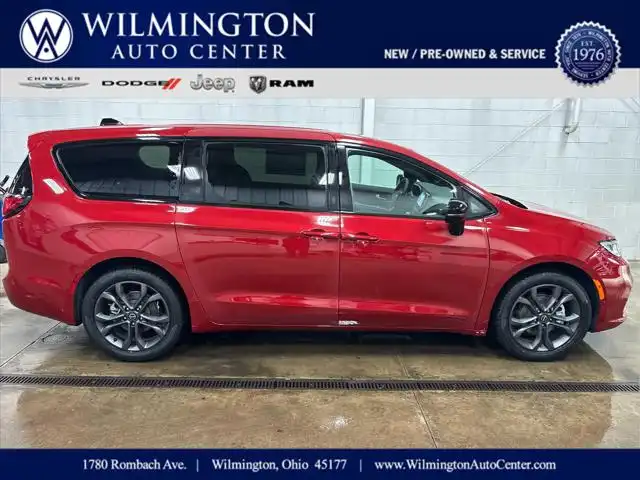 2026 Chrysler Pacifica Select's photo