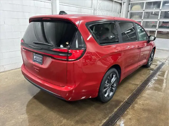 2026 Chrysler Pacifica Select photo 3