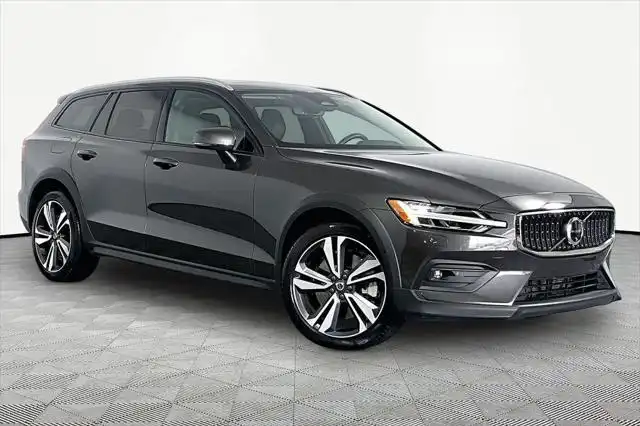 2025 Volvo V60 Cross Country B5 Plus AWD's photo