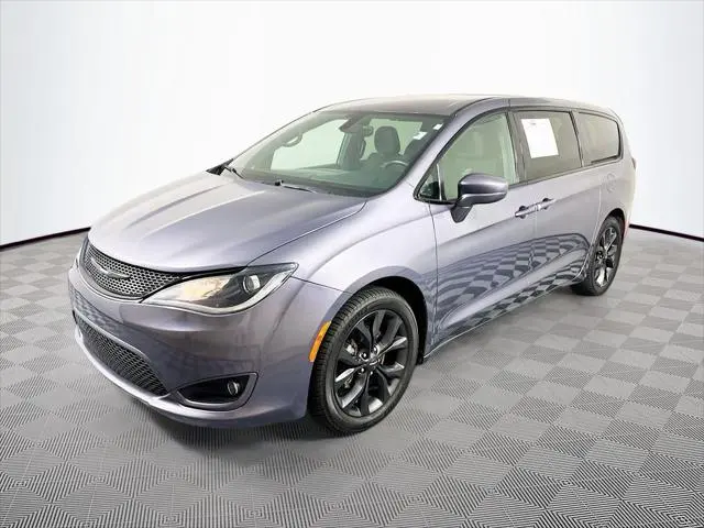 2019 Chrysler Pacifica Touring Plus photo 3