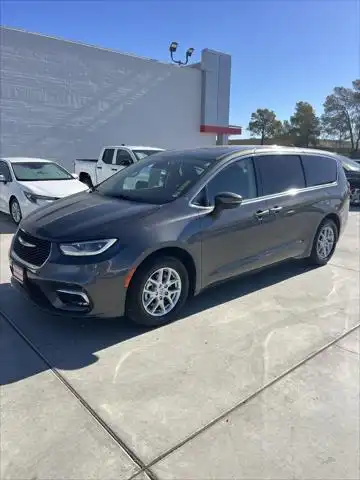 2023 Chrysler Pacifica Touring L's photo