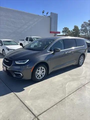 2023 Chrysler Pacifica Touring L photo 1