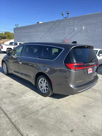 2023 Chrysler Pacifica Touring L photo 3