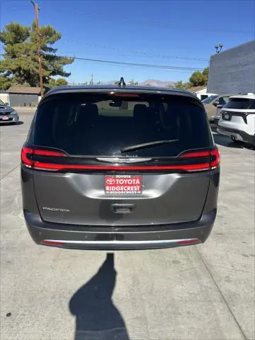 2023 Chrysler Pacifica Touring L photo 4