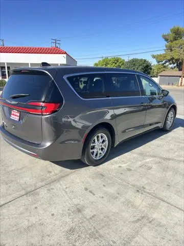 2023 Chrysler Pacifica Touring L photo 5