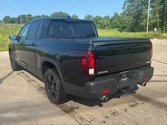 2024 Honda Ridgeline Black Edition photo 3