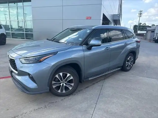 2022 Toyota Highlander XLE 4x2 V6's photo