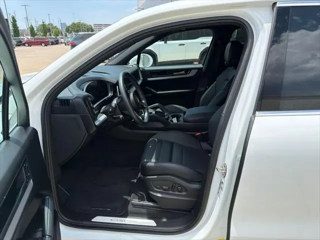 2024 Porsche Cayenne Base photo 3