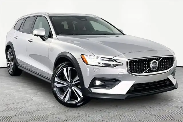 2025 Volvo V60 Cross Country B5 Plus AWD photo 1