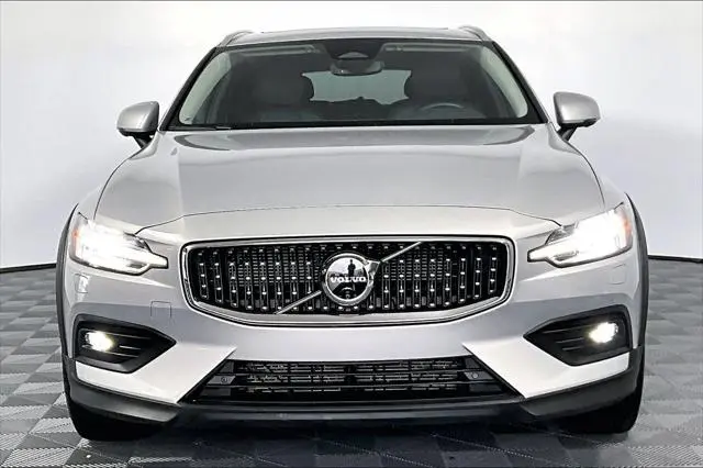 2025 Volvo V60 Cross Country B5 Plus AWD photo 3