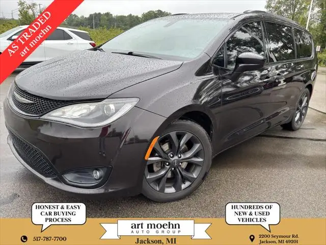 2018 Chrysler Pacifica Touring L photo 1