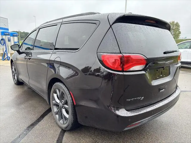 2018 Chrysler Pacifica Touring L photo 3