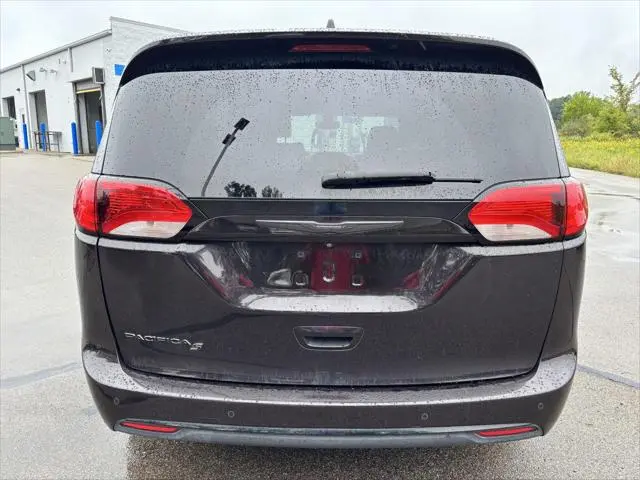 2018 Chrysler Pacifica Touring L photo 4
