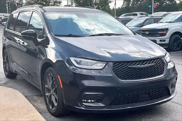 2025 Chrysler Pacifica Limited's photo