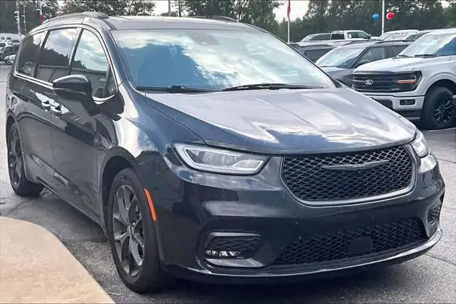 2025 Chrysler Pacifica Limited's photo