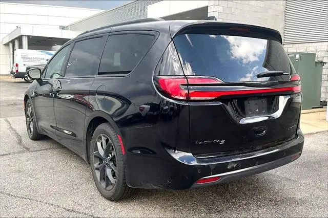 2025 Chrysler Pacifica Limited photo 3