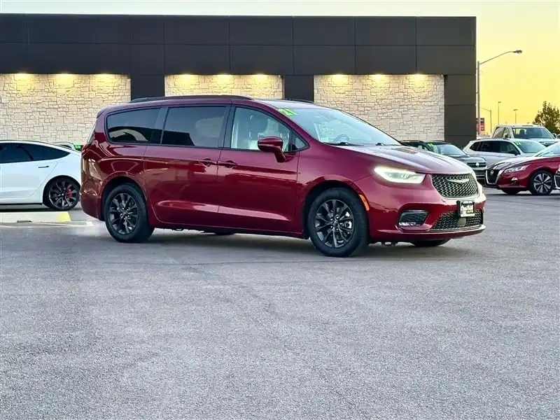 2021 Chrysler Pacifica Touring L's photo