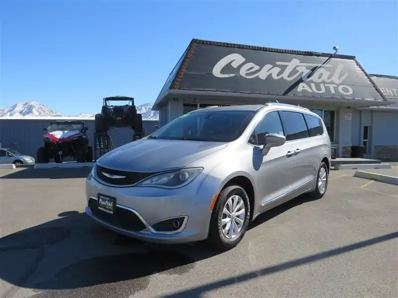 2019 Chrysler Pacifica Touring L's photo