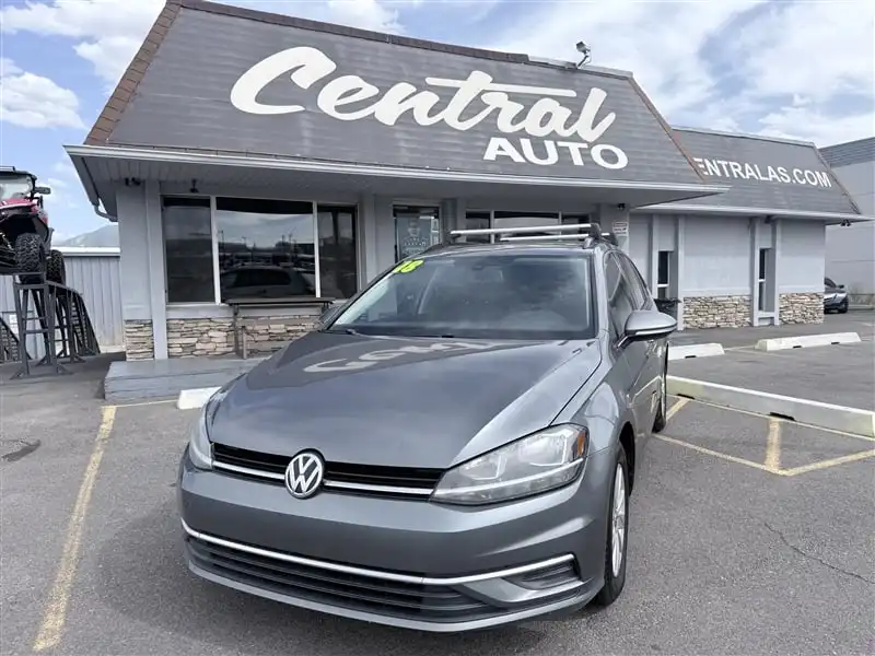 2018 Volkswagen Golf SportWagen TSI S's photo