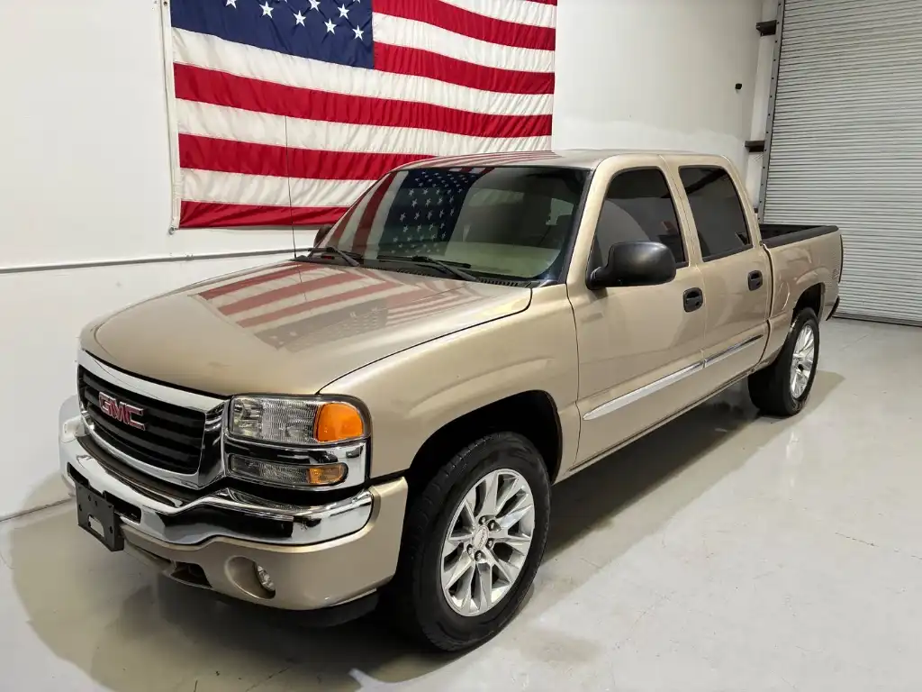 2005 GMC Sierra 6.5 SLE 4WD Crew Cab ft Box's photo