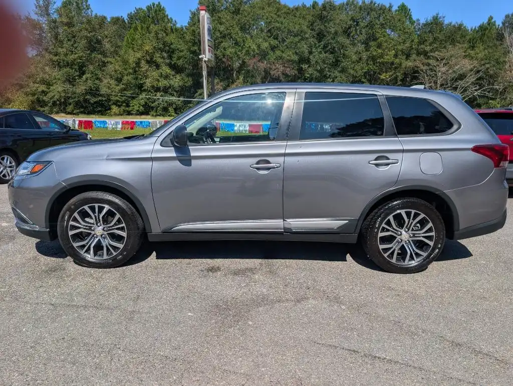 2018 Mitsubishi Outlander ES FWD's photo