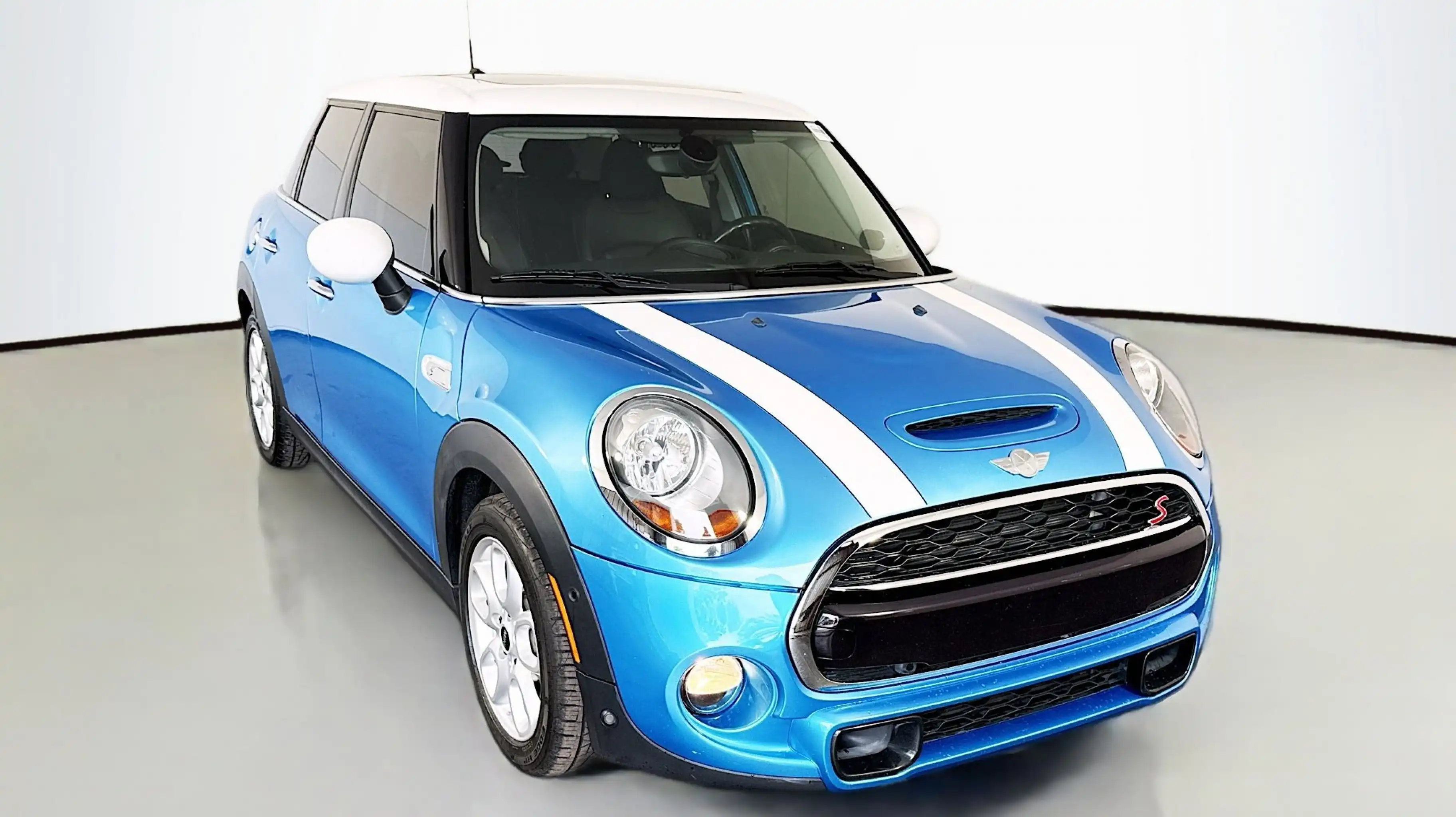 2018 MINI Cooper S 4 Door's photo