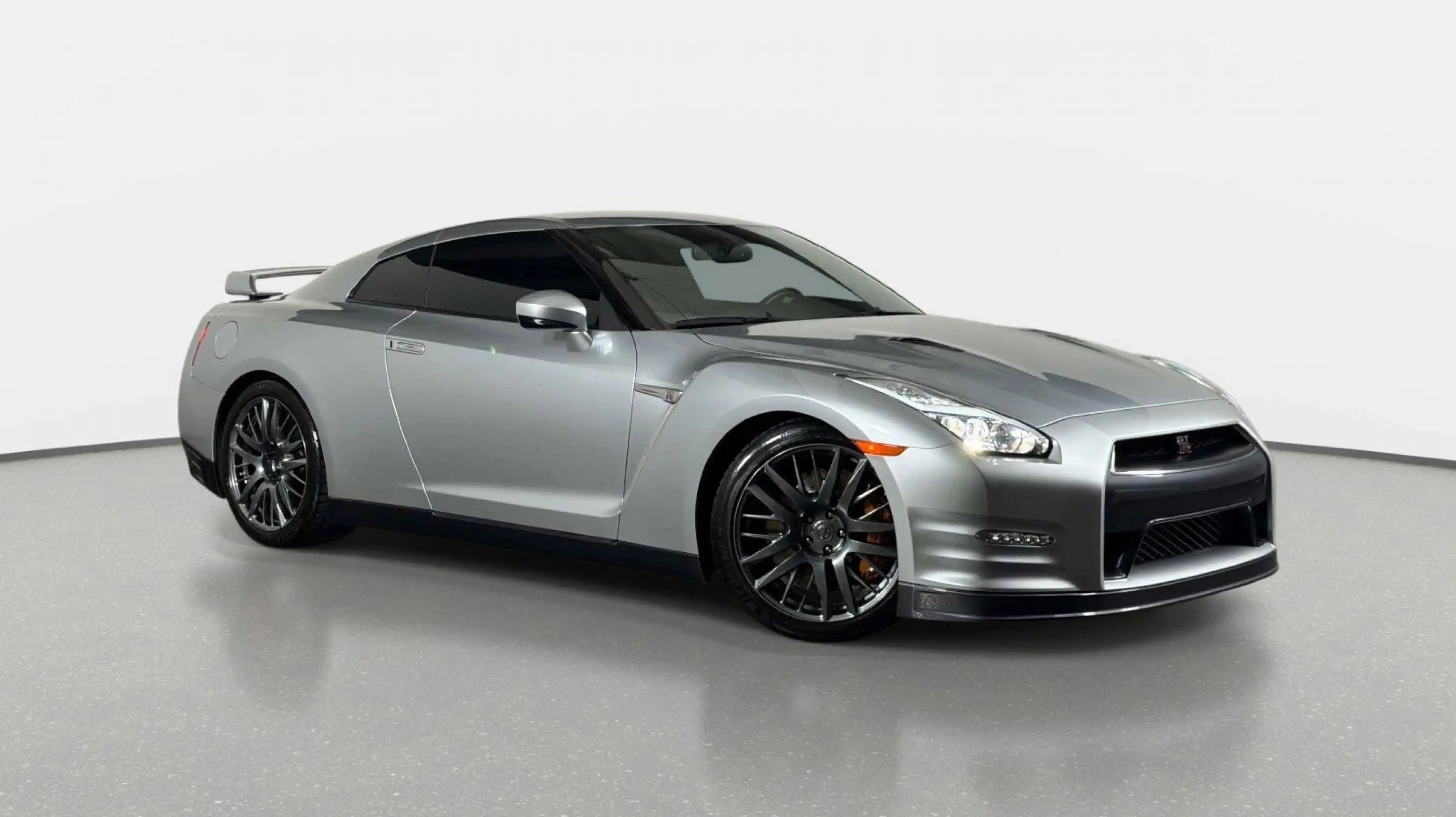 2016 Nissan GT-R Premium's photo