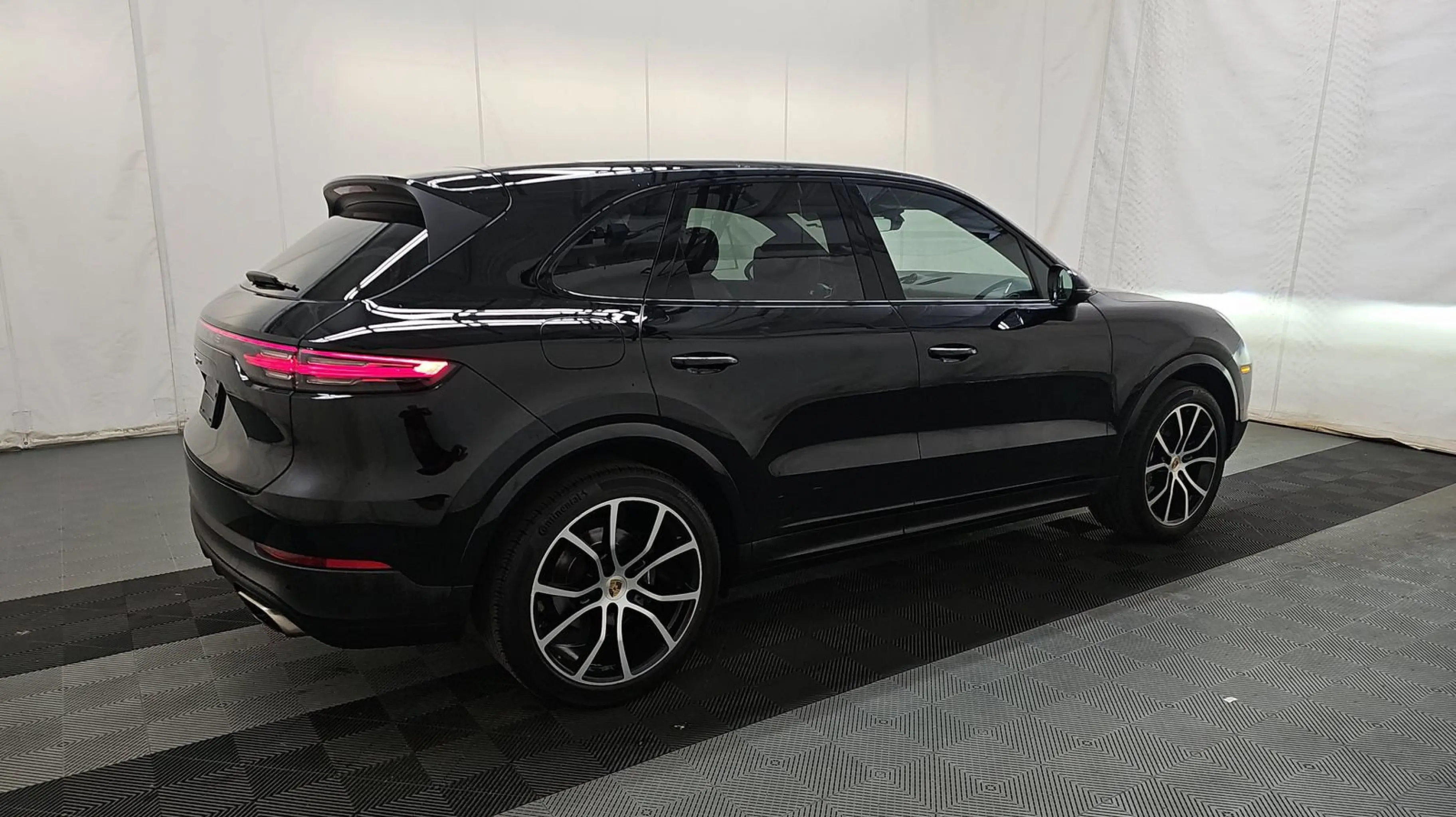 2023 Porsche Cayenne Platinum Edition photo 4