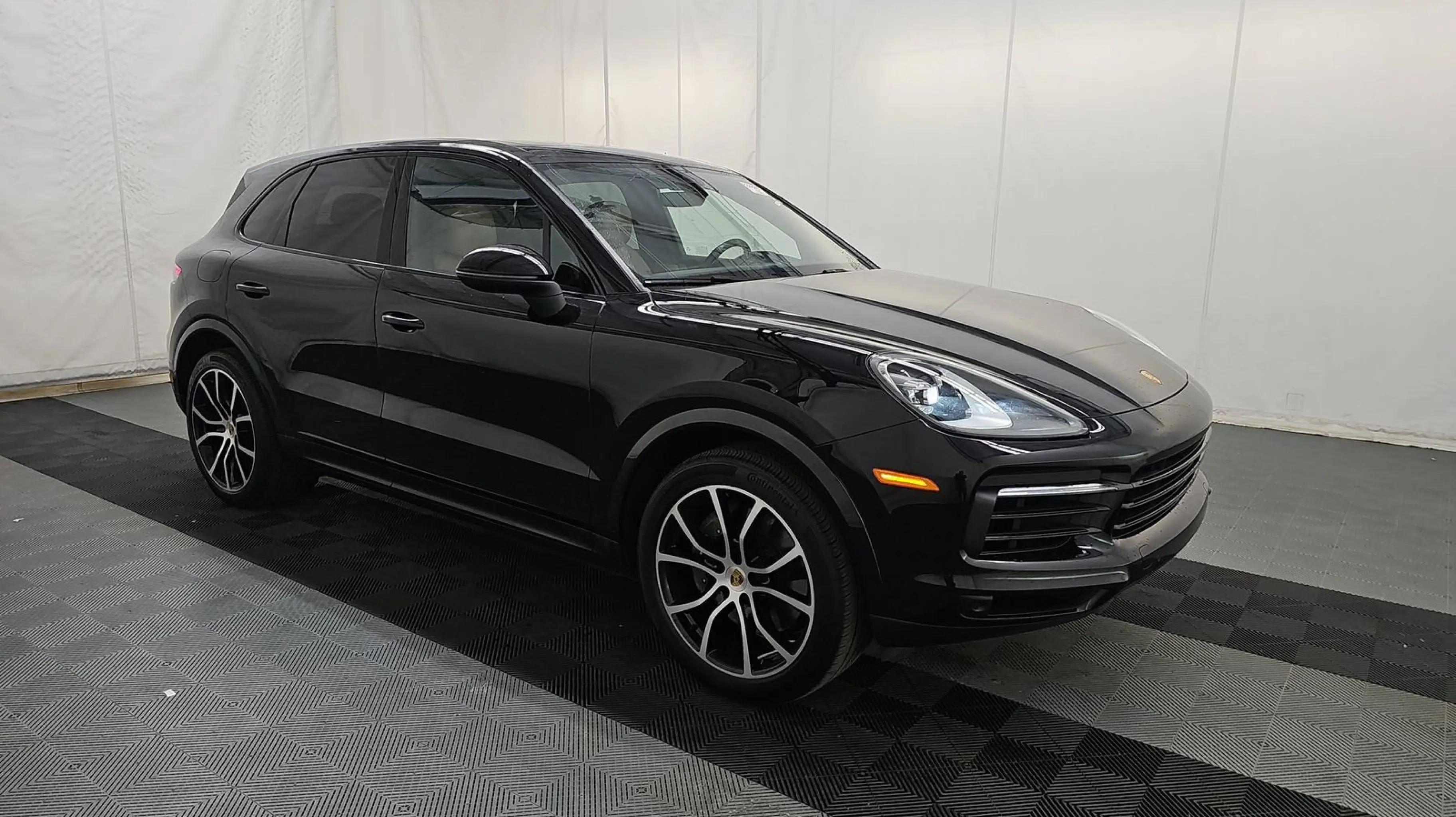 2023 Porsche Cayenne Platinum Edition photo 3