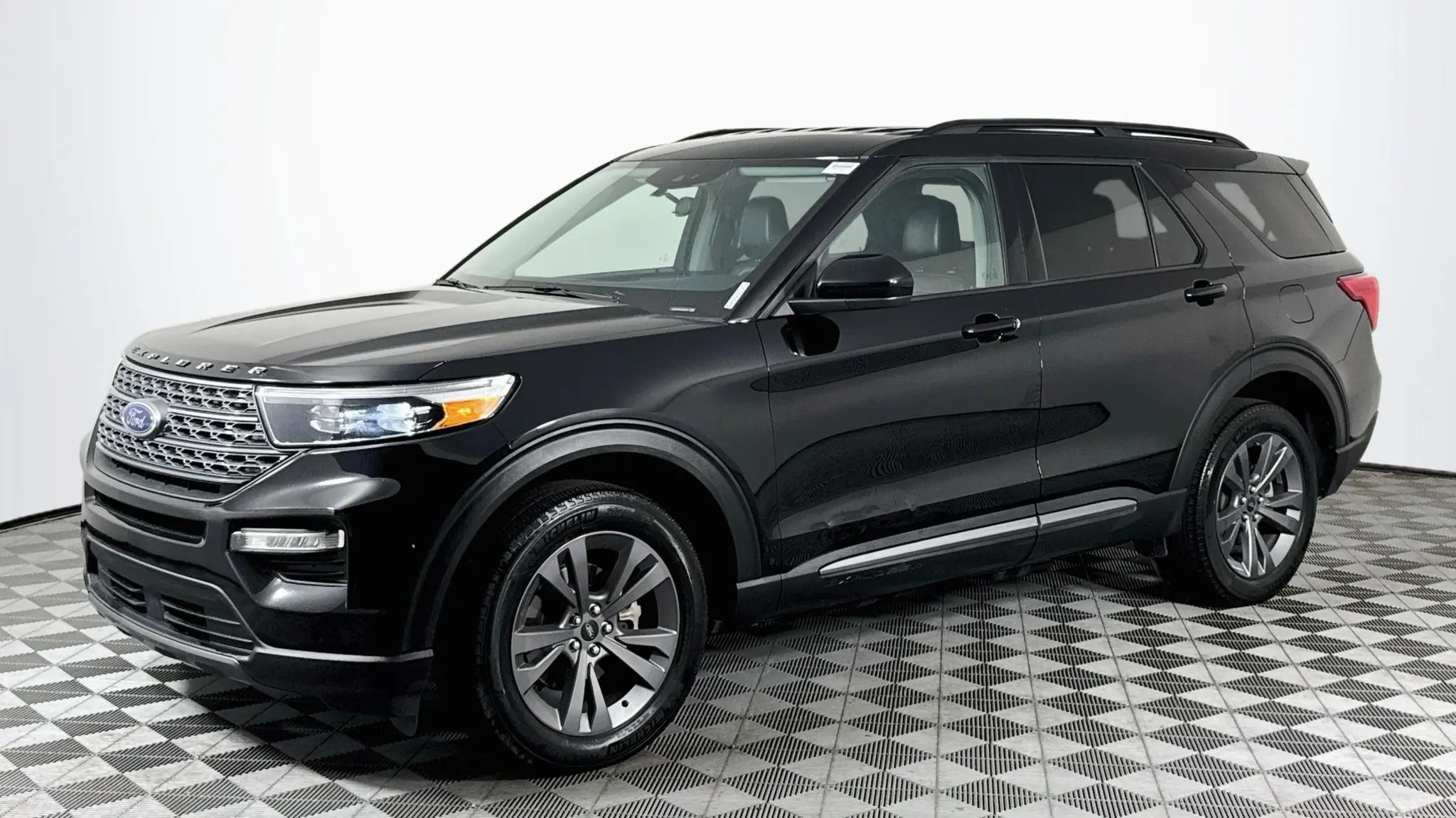 2024 Ford Explorer XLT 4WD photo 3