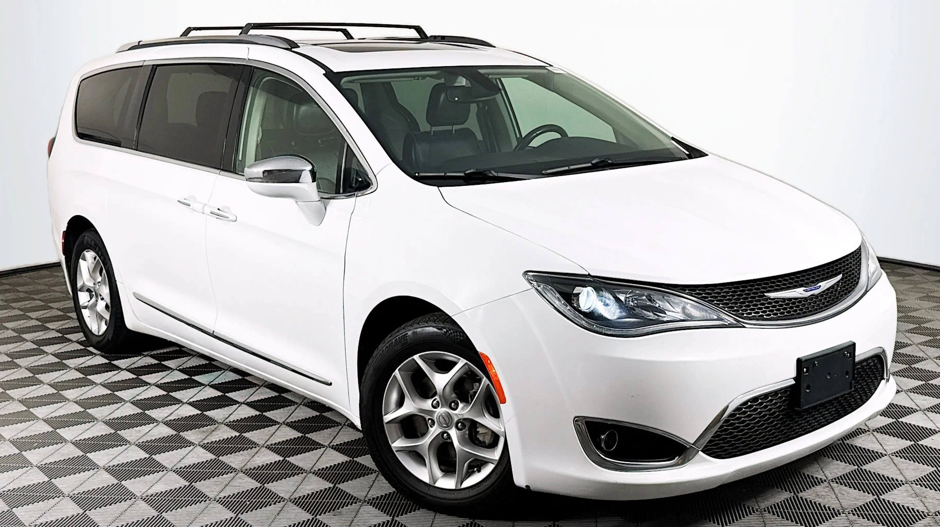 2020 Chrysler Pacifica Limited's photo