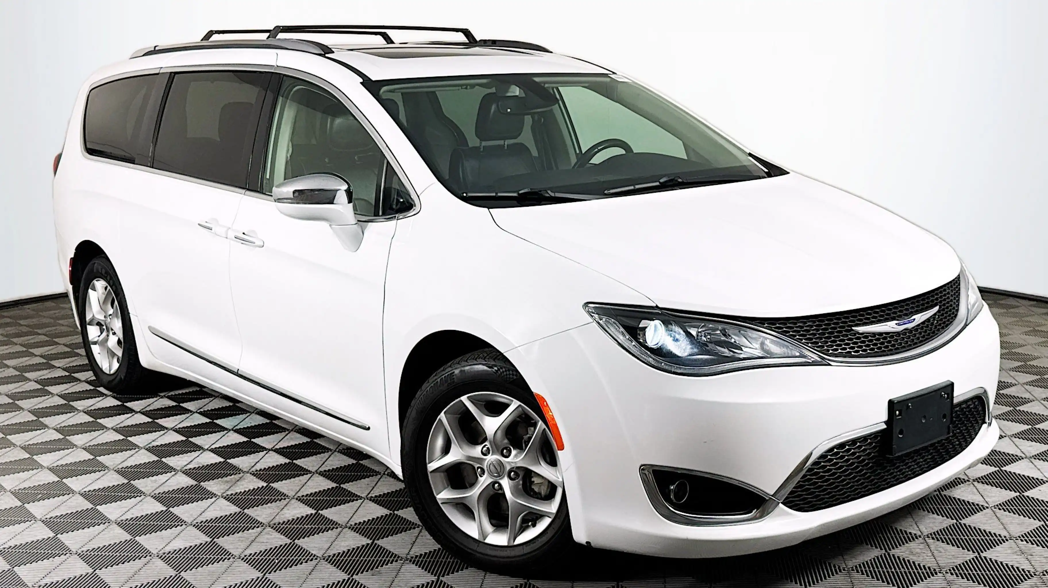 2020 Chrysler Pacifica Limited's photo