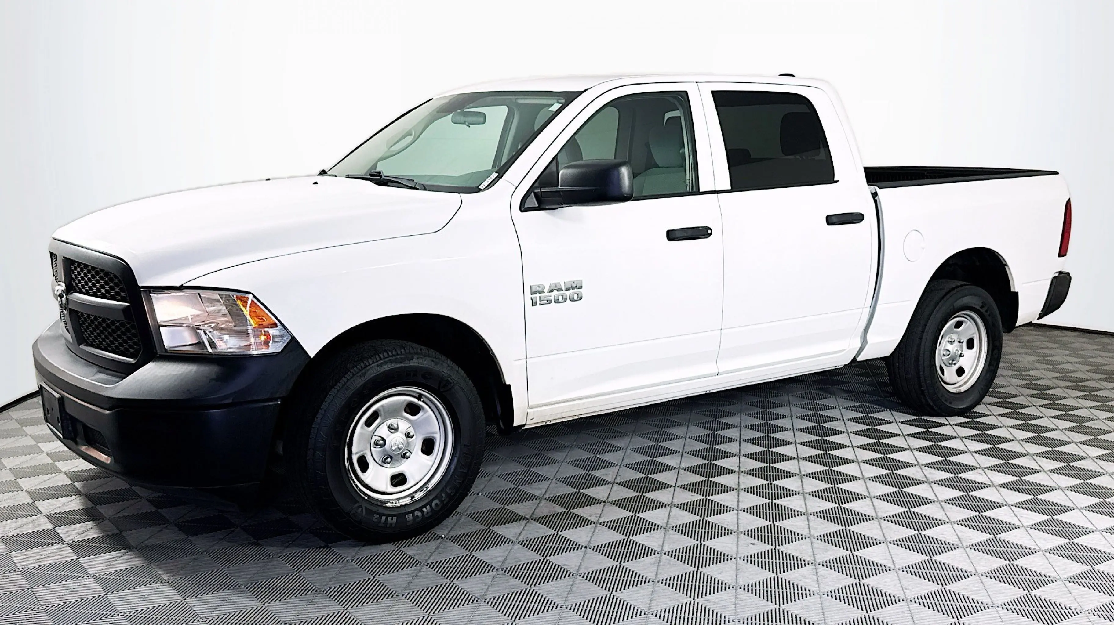 2018 RAM 1500 Tradesman Crew Cab 5'7 photo 3