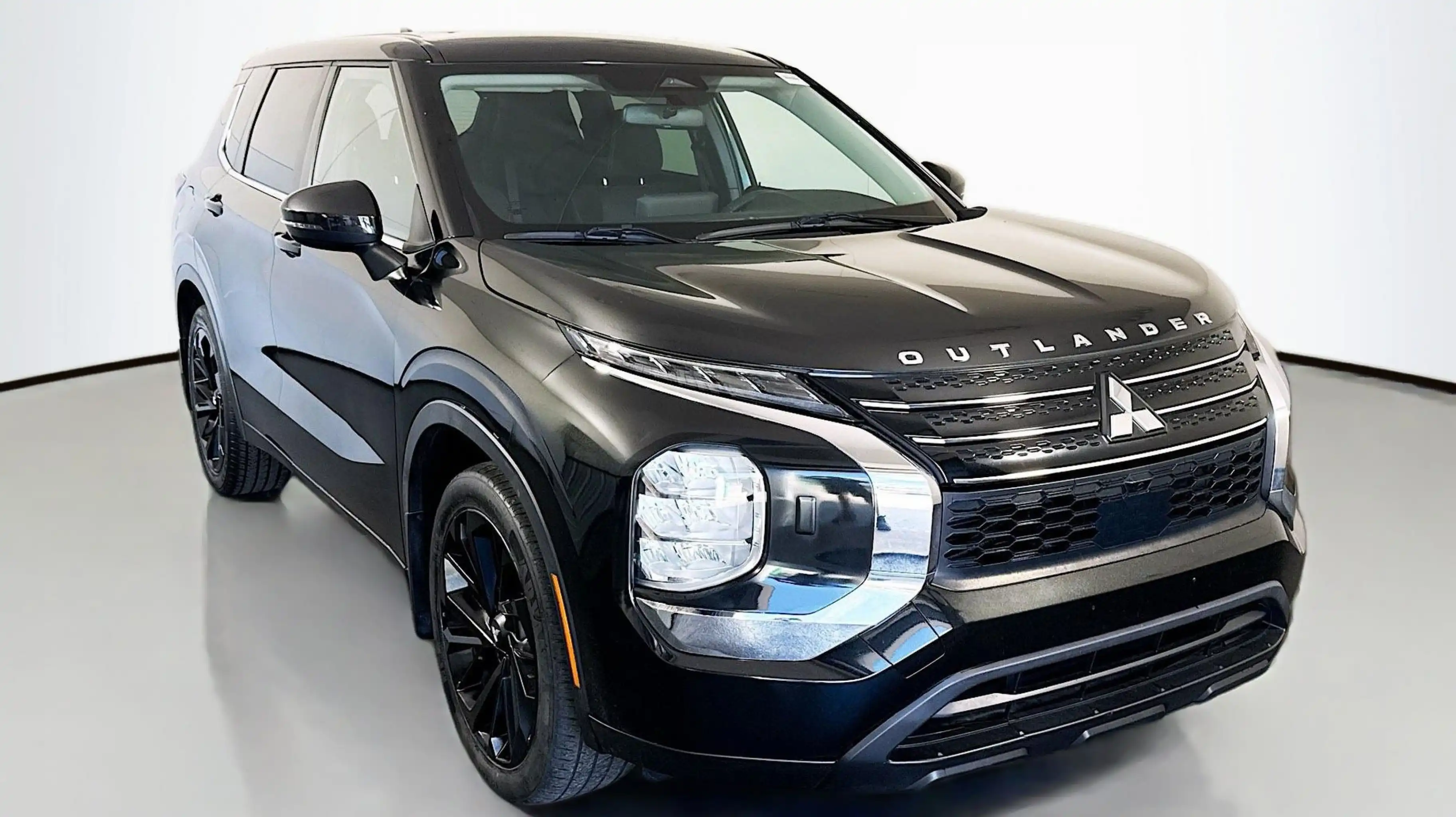2022 Mitsubishi Outlander ES S-AWC's photo
