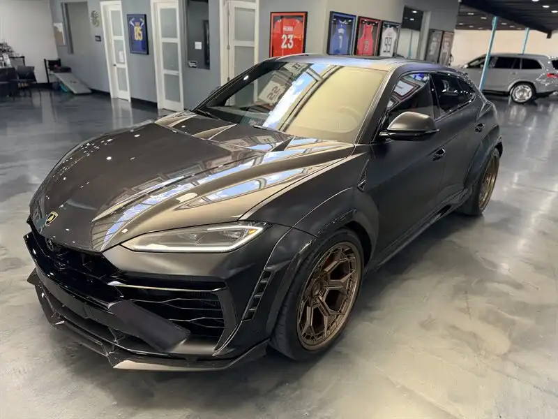 2025 Lamborghini Urus 4.0 V8 PHEV SE's photo