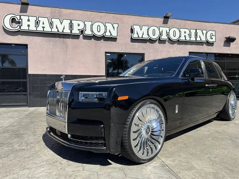 2027 Rolls-Royce Phantom Base photo 3