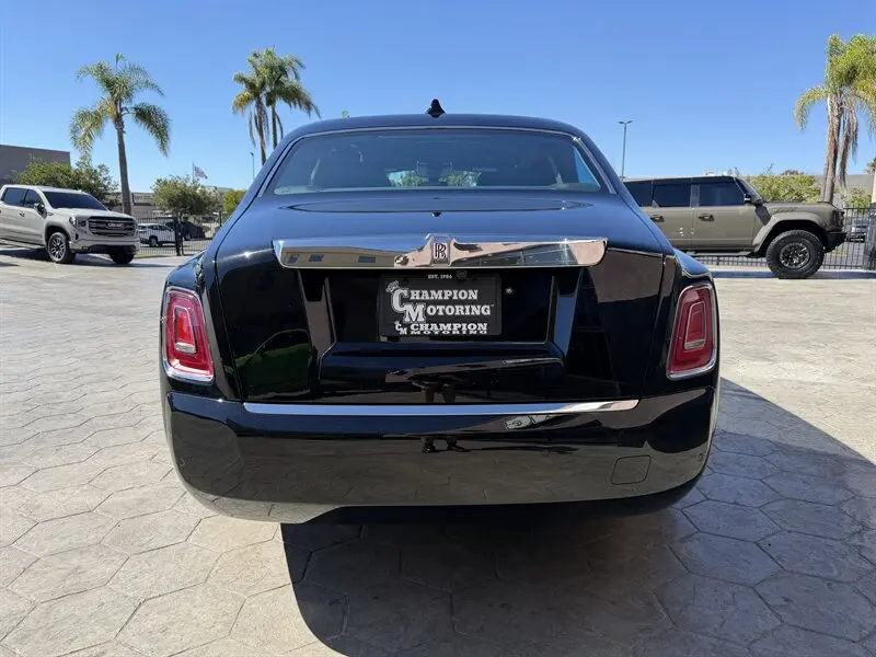 2027 Rolls-Royce Phantom Base photo 5