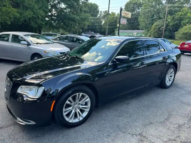 2017 Chrysler 300 Limited's photo
