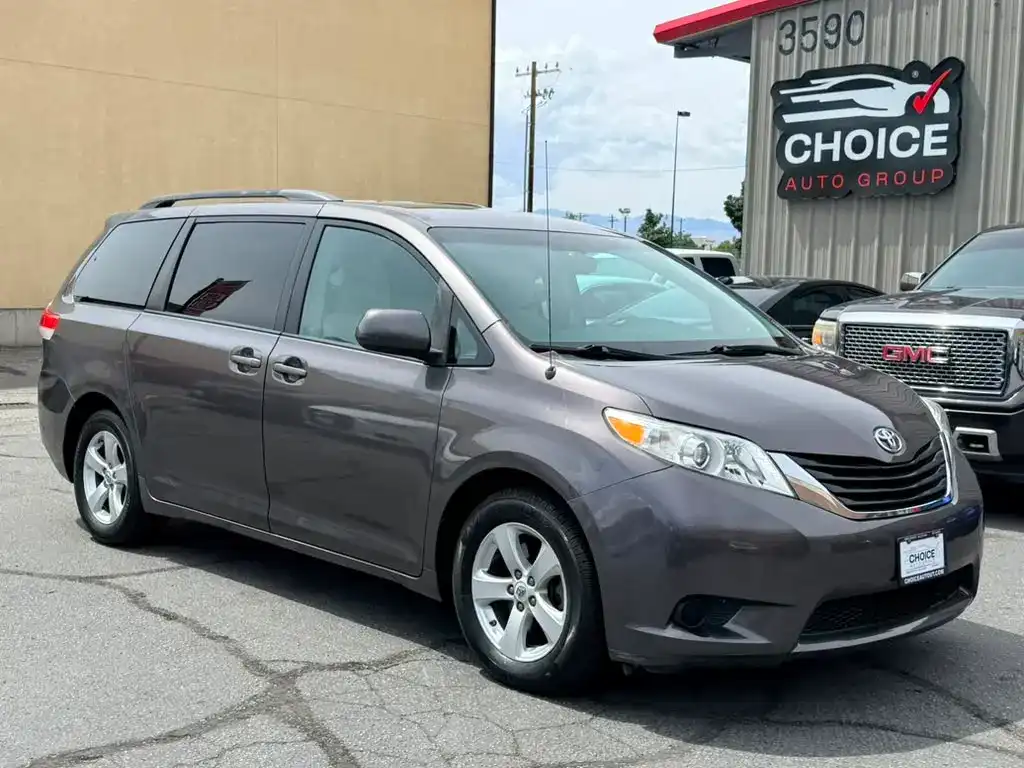 2011 Toyota Sienna LE V6 8-Passenger's photo