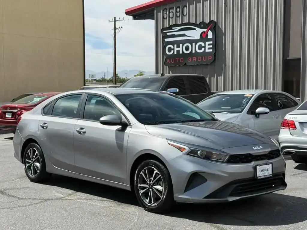 2023 Kia Forte LXS Auto's photo
