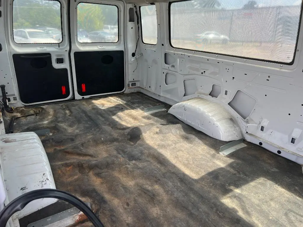2011 Ford E-Series E-350 Super Duty Extended photo 5