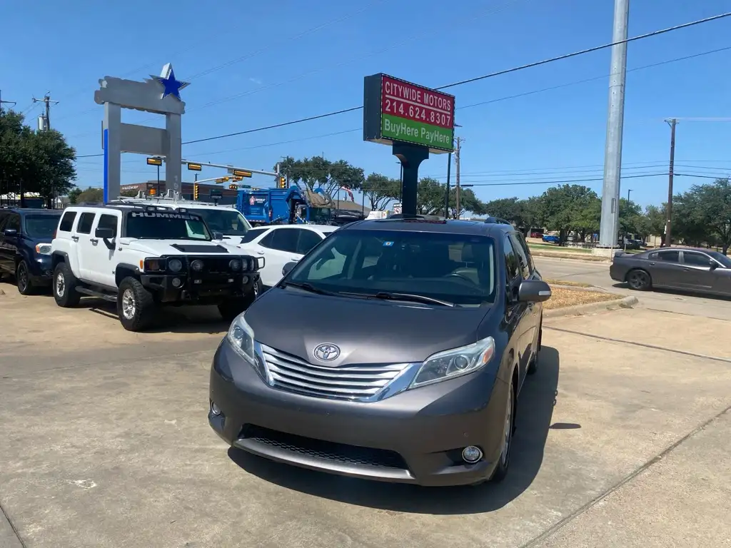 2015 Toyota Sienna XLE V6 7-Passenger Access Seat's photo