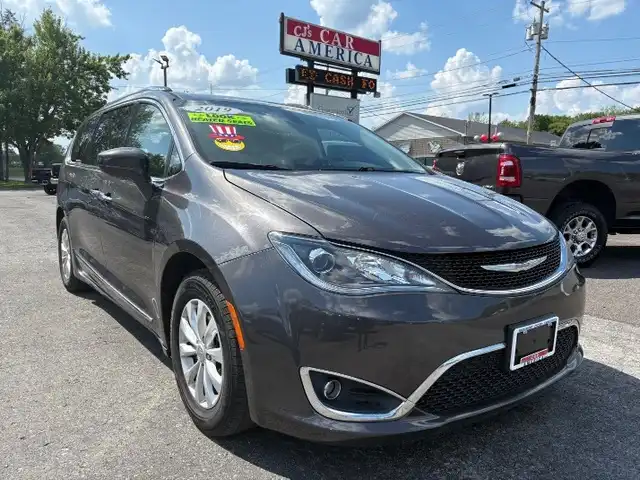 2019 Chrysler Pacifica Touring L's photo