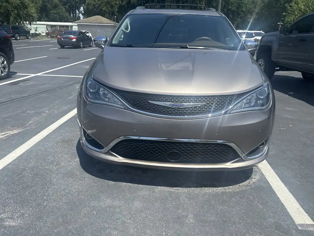 2018 Chrysler Pacifica Limited's photo